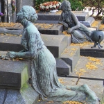 Фигура у надгробия