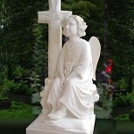 Ангелок у креста