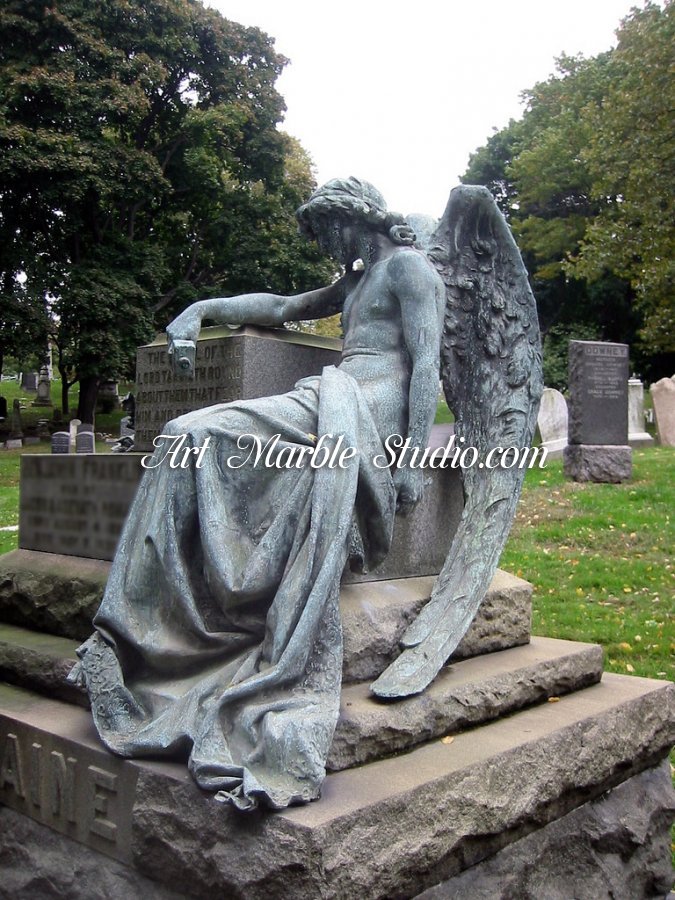 Ангел у надгробия