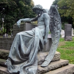 Ангел у надгробия